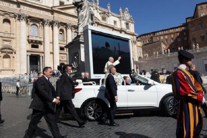 Papa zirehli maşından imtina etdi
